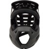 Czarno-żółty kask typu full face z odkręcaną szczęką, widoczny od przodu, z wyraźnymi otworami wentylacyjnymi i wewnętrzną wyściółką. Na kasku nie ma widocznych napisów ani logo.
