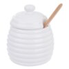 Porcelanowy pojemnik na miód o pojemności 340 ml, w kształcie przypominającym ul, z drewnianą łyżką umieszczoną w otworze pokrywki. Pojemnik jest biały, z wyraźnymi poziomymi żłobieniami.