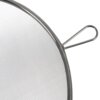 Zdjęcie przedstawia metalową pokrywkę ochronną do smażenia z drobną siatką i uchwytem. Produkt ma okrągły kształt i jest wykonany ze stali nierdzewnej.