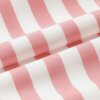 Zdjęcie przedstawia materiał w biało-różowe, pionowe pasy, ułożony w delikatne fałdy. Tkanina ma gładką fakturę i wyraźny wzór w szerokie pasy.