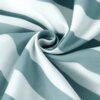 Zbliżenie na materiał poszewki o wzorze w szerokie, faliste pasy w odcieniach bieli i zieleni, ułożony w spiralny kształt. Tkanina ma gładką teksturę i delikatny połysk.
