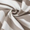 Zdjęcie przedstawia zbliżenie na materiał z poszewki o wzorze w szerokie, faliste pasy w odcieniach beżu i bieli, ułożonej w spiralny kształt. Tkanina ma gładką fakturę i delikatny połysk.