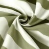 Zdjęcie przedstawia zbliżenie na materiał o wzorze w szerokie, faliste pasy w kolorach oliwkowym i białym, ułożony w spiralny kształt. Tkanina ma gładką teksturę i delikatny połysk.