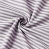 Zdjęcie przedstawia materiał w biało-szare paski, ułożony w spiralny wzór. Tkanina ma gładką fakturę i jest lekko pofałdowana.