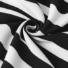 Czarno-biała tkanina w szerokie, poziome pasy, ułożona w spiralny wzór. Materiał ma gładką fakturę i jest równomiernie złożony.