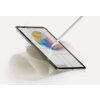 Na zdjęciu widoczny jest tablet z nałożoną folią ochronną, na której ekranie znajduje się kolorowy rysunek, a rysik dotyka powierzchni ekranu. W tle widać zrolowaną folię ochronną.