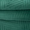 Zielona poszewka z weluru o wzorze jodełki, z widocznymi przeszyciami tworzącymi geometryczny wzór. Materiał ma miękką, aksamitną fakturę.