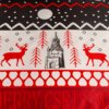 Na zdjęciu znajduje się wzór z czerwonymi sylwetkami jeleni, choinkami i wieżą na białym tle, otoczony czarnymi i czerwonymi zygzakami oraz białymi kropkami. Na dole widoczny jest napis "MERRY CSRISTMAS" z literówką.