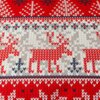 Zdjęcie przedstawia wzór na tkaninie, który imituje świąteczny sweter z motywem reniferów i choinek, wykonany w kolorach czerwonym, białym, szarym i granatowym. Wzór składa się z powtarzających się elementów w kształcie serc, tworzących sylwetki reniferów i choinek.