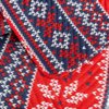 Narzuta o wzorze świątecznym z tłoczonymi serduszkami w kolorach czerwonym, białym i granatowym, ułożonymi w regularne rzędy. Materiał ma wyraźną teksturę i kontrastujące kolory, tworząc efektowny wzór.