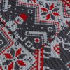 Narzuta o wymiarach 170 x 210 cm z tłoczonym świątecznym wzorem, przedstawiającym motywy śnieżynek i bałwanków w kolorach czerwonym, białym i szarym. Wzór przypomina tradycyjny, zimowy sweter.