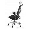 Czarny ergonomiczny fotel biurowy z siatki, z regulowanym zagłówkiem i podłokietnikami, na metalowej podstawie z kółkami. W prawym dolnym rogu widoczny jest napis "DESIGN FOR PEOPLE".