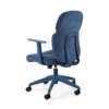 Na zdjęciu znajduje się biurowy fotel w kolorze niebieskim, wykonany z tkaniny, z widocznymi podłokietnikami i podstawą na kółkach. Fotel ma ergonomiczny kształt z wyraźnie zaznaczonym oparciem.