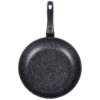 Czarna patelnia granitowa o średnicy 28 cm z białymi nakrapianymi wzorami, posiada czarną rączkę z otworem na końcu. Produkt jest widoczny na białym tle.