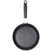 Czarno-szara patelnia granitowa z nieprzywierającą powłoką, o średnicy 20 cm, z czarną rączką. Powierzchnia patelni ma charakterystyczny nakrapiany wzór.