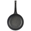 Na zdjęciu znajduje się granitowa patelnia o głębokim i wysokim profilu, z czarną rączką i widoczną fakturą przypominającą kamień. Produkt ma średnicę 24 cm.