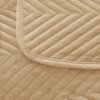 Beżowa narzuta o wzorze jodełki z welurowym wykończeniem, widoczna z bliska, ukazuje teksturę materiału i przeszycia. Produkt to "Narzuta 200 x 220 Jodełka Welurowa Caden 06".
