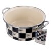 Emaliowany garnek o pojemności 3 litrów i średnicy 22 cm, ozdobiony wzorem w czarno-białą szachownicę, z metalowymi uchwytami. Na dołączonej etykiecie widnieje napis "orion" oraz "Szachownica".