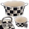 Emaliowany garnek o pojemności 3 litrów i średnicy 22 cm, ozdobiony wzorem w czarno-białą szachownicę, z metalowymi uchwytami. Na zdjęciu widoczna jest również etykieta z napisem "orion".