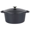 Czarny, żeliwny garnek z pokrywką o pojemności 3,9 litra i średnicy 24 cm, z metalowym uchwytem na pokrywce i dwoma uchwytami po bokach. Produkt ma matowe wykończenie i prosty, klasyczny design.