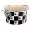 Emaliowany garnek o pojemności 2 litrów i średnicy 18 cm, ozdobiony wzorem w czarno-białą szachownicę, z metalowymi uchwytami. Wnętrze garnka jest w jasnym kolorze, a krawędź wykończona metalowym obrzeżem.