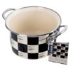 Garnek emaliowany o wzorze szachownicy, z dwoma uchwytami, ma kremowe wnętrze i metalowy rant. Obok garnka znajduje się etykieta z napisem "orion" oraz "Szachownica".