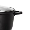 Czarny garnek granitowy z uchwytem i szklaną pokrywką, widoczny z boku. Pokrywka ma metalową obwódkę, a powierzchnia garnka jest matowa.
