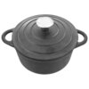 Czarny, żeliwny garnek z pokrywką, o pojemności 4 litrów i średnicy 23 cm, posiada dwa uchwyty oraz metalowy uchwyt na pokrywce. Powierzchnia garnka jest matowa, z widocznymi okręgami na pokrywce.