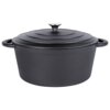 Czarny, żeliwny garnek z pokrywką, o pojemności 5,9 litra i średnicy 28 cm, z dwoma uchwytami po bokach i uchwytem na pokrywce. Produkt ma gładką, matową powierzchnię i jest przeznaczony do gotowania.