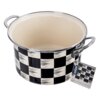 Emaliowany garnek o pojemności 4 litrów i średnicy 22 cm, ozdobiony wzorem w czarno-białą szachownicę, posiada dwa metalowe uchwyty. Na dołączonej etykiecie widnieje napis "orion" oraz "Szachownica".
