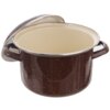 Brązowy garnek emaliowany o pojemności 2,5 litra i średnicy 18 cm z pokrywką, posiada dwa uchwyty i jasne wnętrze. Pokrywka jest lekko uniesiona, ukazując wnętrze garnka.