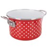 Czerwony garnek emaliowany z białymi kropkami, o pojemności 2 litrów i średnicy 18 cm, posiada dwa metalowe uchwyty. Wnętrze garnka jest białe, a krawędź wykończona metalowym rantem.