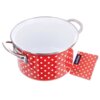 Czerwony garnek emaliowany w białe kropki z metalowymi uchwytami, obok znajduje się etykieta z napisem "orion" na tle w tym samym wzorze. Wnętrze garnka jest białe.