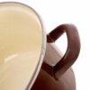 Zbliżenie na brązowy garnek emaliowany z uchwytem, o kremowym wnętrzu i metalowym wykończeniu krawędzi. Produkt ma średnicę 26 cm i pojemność 6,5 litra.