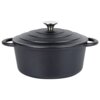 Czarny, żeliwny garnek z pokrywką o pojemności 2,6 litra i średnicy 22 cm, posiada dwa uchwyty oraz metalowy uchwyt na pokrywce. Powierzchnia garnka jest matowa i ma delikatnie teksturowaną strukturę.