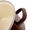 Zbliżenie na brązowy garnek emaliowany z uchwytem, o kremowym wnętrzu i metalowym wykończeniu krawędzi. Produkt to "Garnek emaliowany BROWN 24 cm, 4 l".