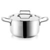 Stalowy garnek z pokrywką, posiadający dwa uchwyty po bokach i jeden na pokrywce, wykonany z błyszczącego metalu. Produkt ma prosty, nowoczesny design i gładką powierzchnię.