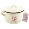 Beżowy garnek emaliowany z pokrywką, ozdobiony czerwonym wzorem serca, z białą kartką z napisem "Tonča" i logo "orion".