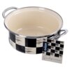 Emaliowany garnek o pojemności 1,5 litra i średnicy 18 cm z wzorem w czarno-białą szachownicę, posiada metalowe uchwyty. Obok garnka znajduje się etykieta z logo "orion" i napisem "Szachownica".
