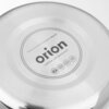 Stalowe dno garnka z widocznym logo "orion" oraz napisem "tvoříme vaši domácnost" i adresem strony internetowej "www.oriondomacipotreby.cz". Wokół logo znajdują się cztery ikony symbolizujące różne funkcje lub zastosowania garnka.