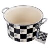 Emaliowany garnek o pojemności 3 litrów i średnicy 20 cm, ozdobiony wzorem w czarno-białą szachownicę, z metalowymi uchwytami. Na dołączonej etykiecie widnieje napis "orion" oraz "Szachownica".