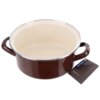 Brązowy garnek emaliowany z dwoma uchwytami, o jasnym wnętrzu, z dołączoną etykietą z napisem "orion" oraz "Brown". Produkt ma średnicę 20,5 cm i pojemność 2,2 litra.