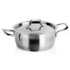 Stalowy garnek z pokrywką, o pojemności 1,2 litra i średnicy 16 cm, posiada dwa uchwyty oraz gładką, błyszczącą powierzchnię. Pokrywka jest wyposażona w uchwyt o ergonomicznym kształcie.