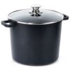 Czarny garnek granitowy o pojemności 7,6 litra z dwoma uchwytami i szklaną pokrywką z metalowym uchwytem. Pokrywka ma metalowy rant i niewielki otwór na parę.