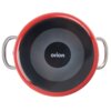 Czerwony garnek emaliowany z metalowymi uchwytami, widziany z góry, z czarnym dnem ozdobionym białymi promieniami i napisem "orion" pośrodku.