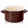 Brązowy garnek emaliowany o pojemności 4 litrów i średnicy 22 cm, z dwoma uchwytami po bokach oraz jasnym wnętrzem. Krawędź garnka jest wykończona metalowym obrzeżem.