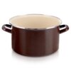 Brązowy garnek emaliowany o pojemności 8 litrów i średnicy 28 cm, z dwoma uchwytami po bokach oraz jasnym wnętrzem. Krawędź garnka jest wykończona metalowym obrzeżem.