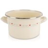 Kremowy garnek emaliowany o pojemności 4 litrów i średnicy 22 cm, ozdobiony wzorem z czerwonymi sercami i niebieskimi kropkami, posiada dwa uchwyty i metalowy rant.