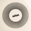 Kremowa powierzchnia z czarnym, promienistym wzorem w kształcie okręgu, w środku którego znajduje się napis "orion".