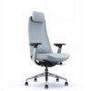 Ergonomiczny fotel biurowy w kolorze niebiesko-czarnym z tkaniny, posiada wysokie oparcie z zagłówkiem, regulowane podłokietniki oraz chromowaną podstawę na kółkach. Produkt nie zawiera widocznych napisów ani logo.